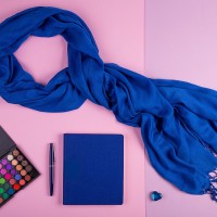 Набор подарочный VENUS BLUE: шарф, бизнес-блокнот, ручка, коробка, стружка, темно-синий - Рекламно производственная компания "Рекламная кухня" - сувениры для бизнеса.